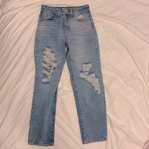 Girl’s blue 90’s jeans light wash.